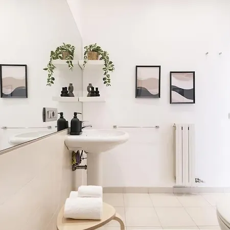 Easylife - Gem In The Heart Of The Navigli *